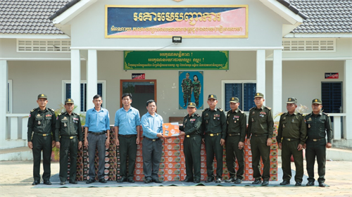 Bộ CHQS tỉnh Bình Phước hỗ trợ Tiểu khu Quân sự tỉnh Kampong Thom, Vương quốc Campuchia 500 thùng mì tôm