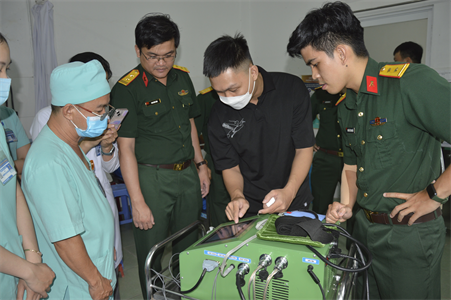 Bệnh viện Quân dân y miền Đông tiếp nhận máy vật lý trị liệu