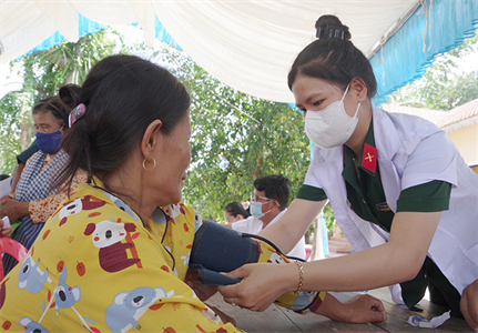 Bộ CHQS tỉnh Long An khám bệnh, cho người dân Campuchia
