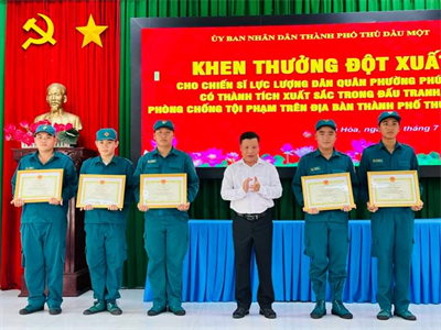 Ủy ban Nhân dân thành phố Thủ Dầu Một, tỉnh Bình Dương trao thưởng đột xuất cho dân quân