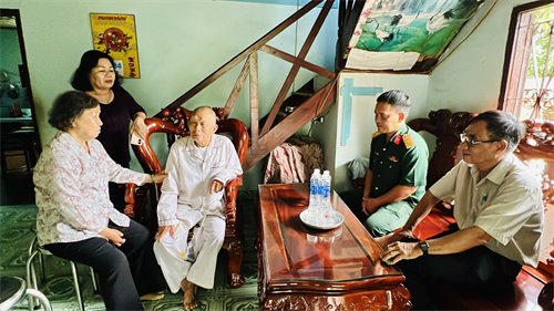 Bộ CHQS tỉnh Bà Rịa - Vũng Tàu thăm, tặng quà cựu tù chính trị