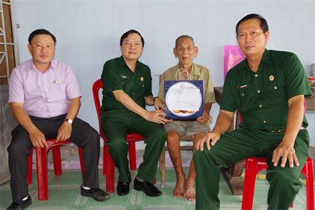 Hội CCB tỉnh Bình Thuận thăm, tặng quà các Anh hùng LLVT Nhân dân