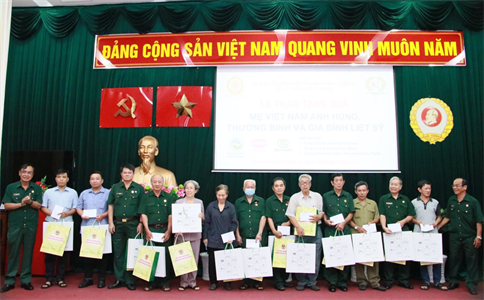 Hội Cựu Chiến binh TP.HCM tặng quà Mẹ VNAH, thương binh và Gia đình Liệt sĩ.