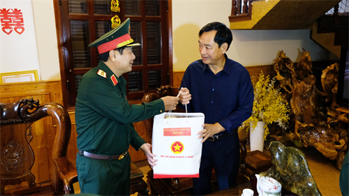 Thượng tướng Lê Huy Vịnh, Thứ trưởng Bộ Quốc phòng thăm gia đình chính sách thành phố Đà Lạt, tỉnh Lâm Đồng