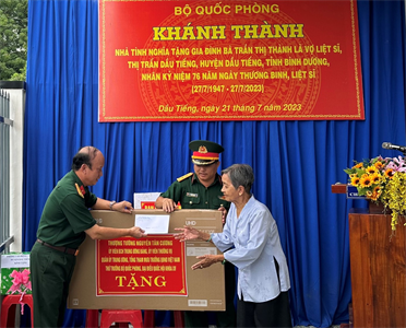 Bộ Quốc phòng bàn giao nhà tình nghĩa tại huyện Dầu Tiếng, tỉnh Bình Dương