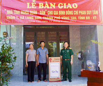 Ban CHQS thành phố Vũng Tàu tặng nhà tình nghĩa quân – dân