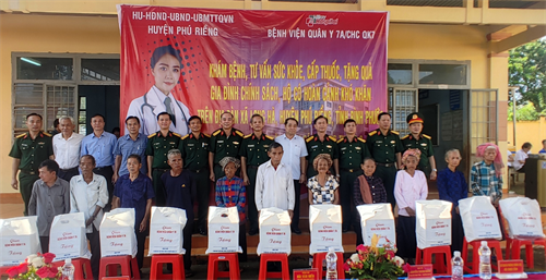 Bệnh viện Quân y 7A khám bệnh, cấp thuốc, tặng quà tại huyện Phú Riềng, tỉnh Bình Phước