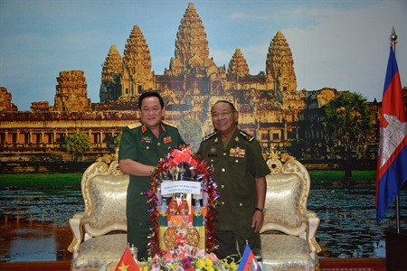 Trung tướng Võ Minh Lương, Tư lệnh Quân khu 7 
Chúc Tết Bộ Tổng Tư lệnh và Bộ Tư lệnh Hiến binh Quân đội Hoàng gia Campuchia.