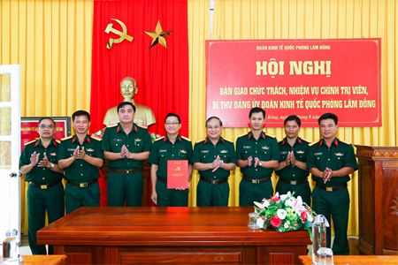 Đoàn Kinh tế Quốc phòng Lâm Đồng bàn giao Chính trị viên