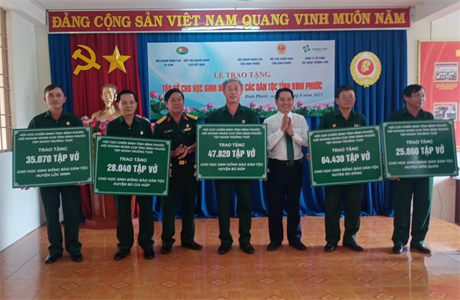 Hội Cựu chiến binh tỉnh Bình Phước tặng vở cho học sinh