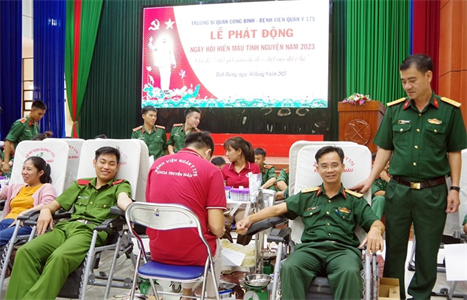 Cán bộ, học viên Trường Sĩ quan Công binh hiến máu tình nguyện