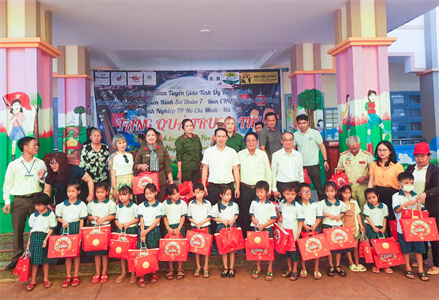 Ban Chỉ huy Quân sự huyện Bù Đăng phối hợp tặng quà trung thu cho các cháu học sinh