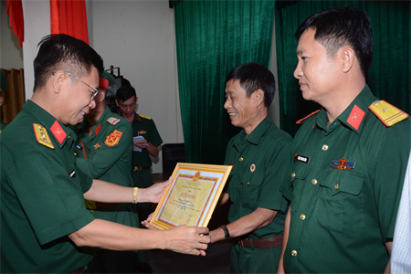 Bộ CHQS tỉnh Tây Ninh trao thưởng các cuộc thi năm 2023