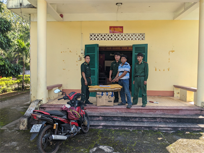 Bàn giao đối tượng vận chuyển 44kg pháo nổ cho Công an huyện Bù Đốp, tỉnh Bình Phước