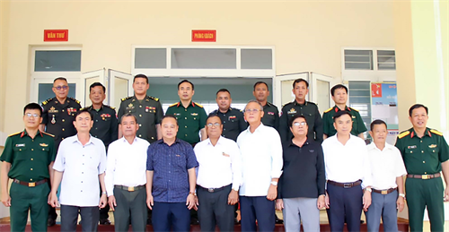 Tiểu đoàn 4 Biên phòng và Chi khu Quân sự huyện Snuol, tỉnh Kratie, Vương quốc Campuchia thăm huyện Phú Riềng, tỉnh Bình Phước
