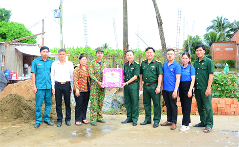 Đoàn cơ sở Cục Chính trị Quân Khu thăm tặng quà và giao lưu tại huyện Châu Thành, tỉnh Long An
