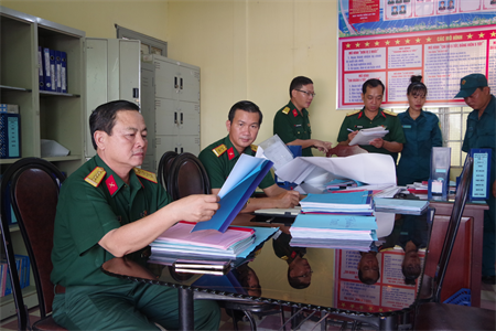Bộ CHQS tỉnh Long An kiểm tra công tác quân sự, quốc phòng năm 2023 tại thị xã Kiến Tường