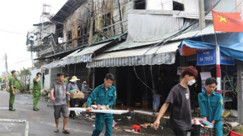 LLVT thành phố Bảo Lộc, tỉnh Lâm Đồng giúp dân khắc phục hậu quả cháy nhà