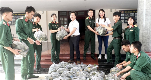 Bộ CHQS tỉnh Bình Phước: Hỗ trợ nông dân thu hoạch và tiêu thụ cam sành