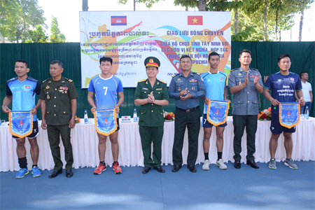 Bộ CHQS tỉnh Tây Ninh giao lưu thể thao với các đơn vị Quân đội Hoàng gia Campuchia