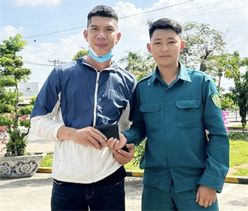 Hai chiến sĩ dân quân TP Biên Hòa trả lại của rơi cho người đánh mất