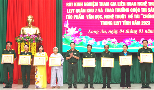 Bộ CHQS tỉnh Long An khen thưởng cá nhân tham gia các cuộc thi cấp Quân khu và tỉnh