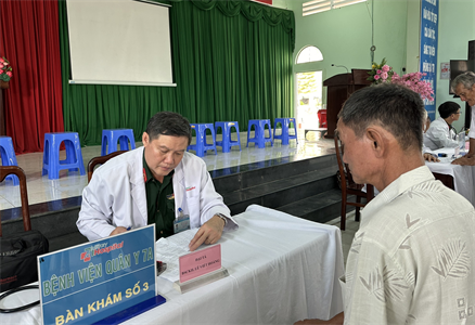 Bệnh viện Quân y 7A phối hợp khám bệnh, cấp thuốc tại tỉnh Long An
