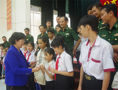 Biên phòng tỉnh Bình Phước tặng quà tết học sinh khó khăn
