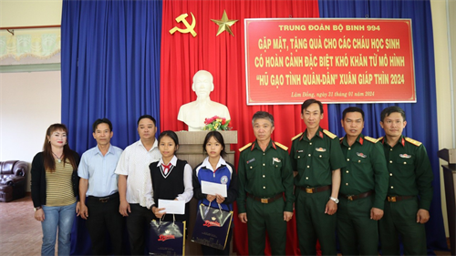Trung đoàn 994, Bộ CHQS tỉnh Lâm Đồng tặng quà học sinh hoàn cảnh đặc biệt khó khăn