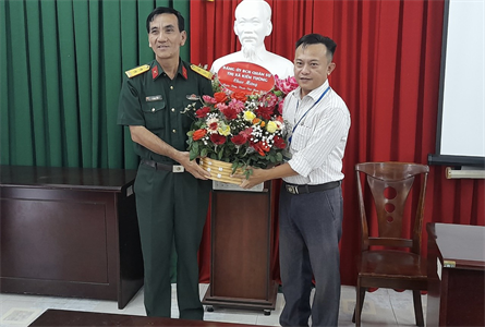 Ban CHQS thị xã Kiến Tường thăm, chúc mừng Ngày Thầy thuốc Việt Nam
