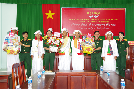 Bộ CHQS tỉnh Bình Thuận thăm, chúc tết Ramưwan