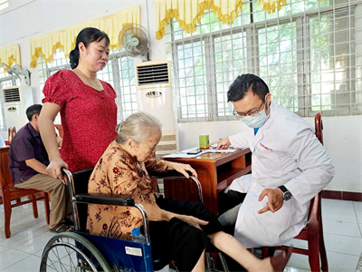Ban CHQS huyện Phú Giáo khám bệnh, tặng quà cho gia đình chính sách
