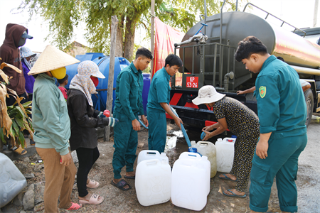 Bộ CHQS tỉnh Bình Thuận cấp nước sinh hoạt cho người dân vùng khô hạn