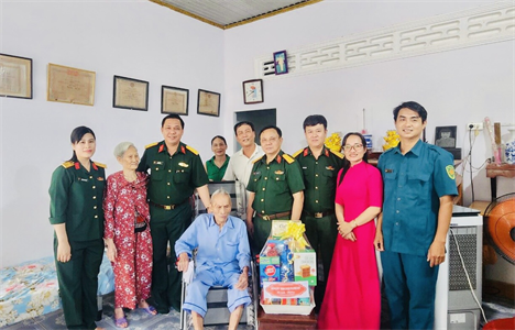 Ban CHQS thị xã Phú Mỹ thăm, tặng quà Cựu chiến binh tham gia Chiến dịch Điện Biên Phủ