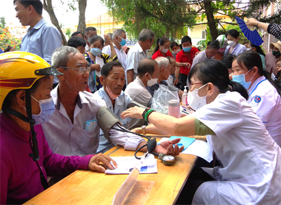 Khám bệnh cấp thuốc cho người dân huyện Mộc Hóa