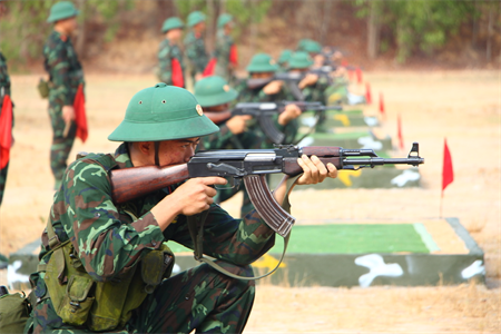 Trung đoàn Gia Định kiểm tra “3 tiếng nổ” chiến sĩ mới