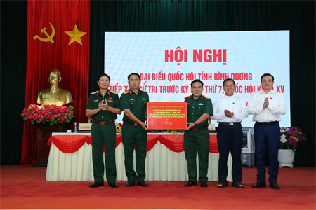 Thượng tướng Nguyễn Tân Cương tiếp xúc cử tri Trung đoàn 271