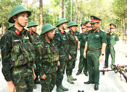 Thiếu tướng Lê Xuân Thế, Phó Tư lệnh Quân khu kiểm tra Lữ đoàn 25