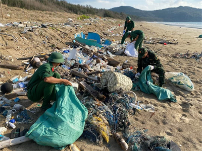 Tuổi trẻ LLVT huyện Côn Đảo chung tay bảo vệ môi trường biển