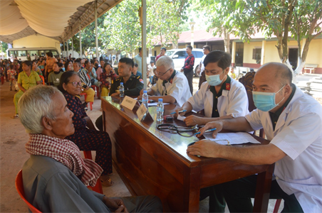 Bộ CHQS tỉnh Bình Phước khám bệnh, cấp thuốc, tặng quà người dân Campuchia