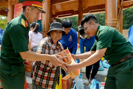 Huyện Lộc Ninh, tỉnh Bình Phước và Sư đoàn 302 khám bệnh, cấp thuốc cho người dân