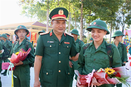 Thiếu tướng Lê Xuân Thế, Phó Tư lệnh Quân khu 7 dự Lễ giao nhận quân tại tỉnh Bình Phước