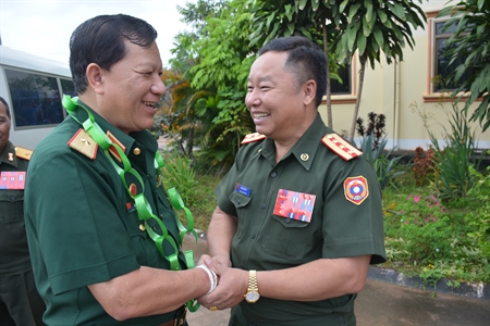 Thiếu tướng Trần Hữu Tài, Phó Chủ nhiệm Chính trị Quân khu 7 thăm các đơn vị Quân đội nhân dân Lào
