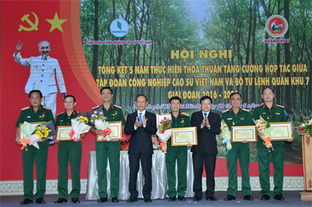 Quân khu 7 và Tập đoàn Công nghiệp Cao su Việt Nam: Thắm tình đoàn kết, đậm nghĩa quân- dân