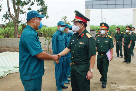 Chính ủy Quân khu làm việc với Bộ CHQS tỉnh Tây Ninh và Sư đoàn 5