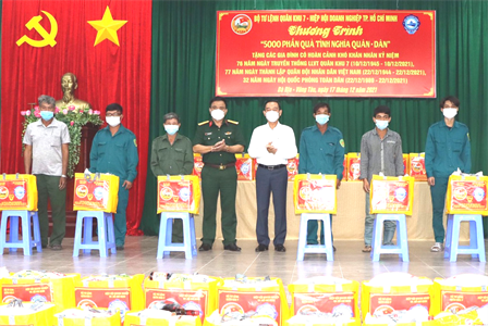 Quân khu 7 trao 500 phần quà tặng người dân huyện Đất Đỏ, tỉnh Bà Rịa - Vũng Tàu