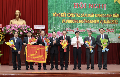 Tập đoàn Công nghiệp Cao su Việt Nam nhận Cờ thi đua xuất sắc năm 2021