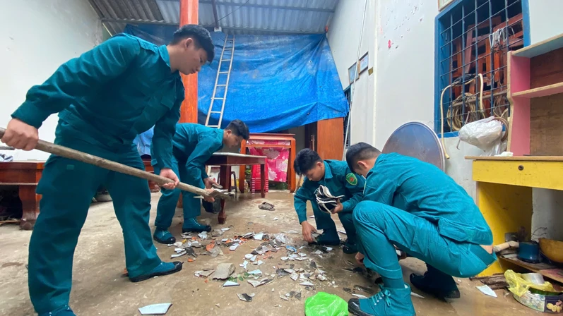 Lực lượng dân quân xã An Lục Long, tỉnh Tây Ninh giúp dân khắc phục hậu lốc xoáy