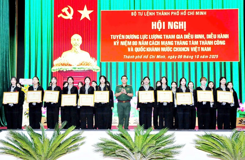 Bộ Tư lệnh Thành phố Hồ Chí Minh tuyên dương lực lượng tham gia diễu binh, diễu hành A80 
