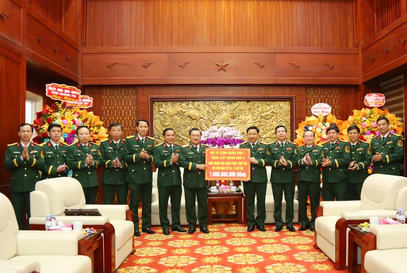 Quân khu 7 hỗ trợ 1 tỷ đồng giúp Nhân dân Quân khu 4 khắc phục hậu quả thiên tai